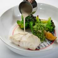 季節の料理に寄り添い、ワインの豊かな世界をじっくり堪能