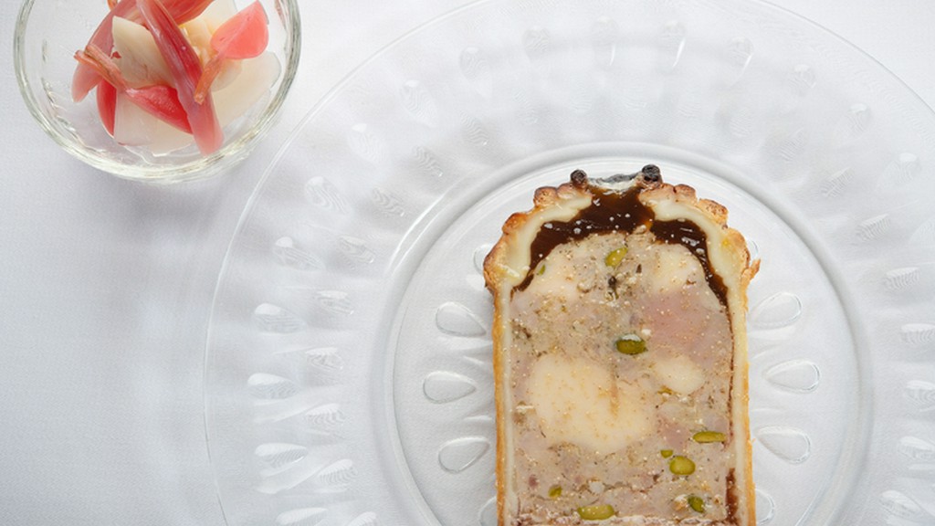 パイのサクサクした食感としっとりした肉のコントラストが心地良い、定番の前菜『パテ・アンクルート』