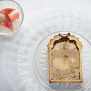 パイのサクサクした食感としっとりした肉のコントラストが心地良い、定番の前菜『パテ・アンクルート』