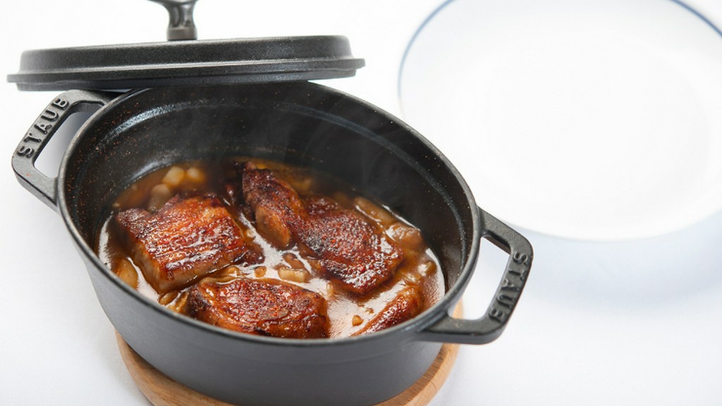 時間をかけて煮込むことで、豆はホクホク柔らかく、肉や野菜の旨みがしっかり染み込む『カスレ　ブノワ風』