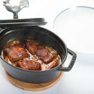 時間をかけて煮込むことで、豆はホクホク柔らかく、肉や野菜の旨みがしっかり染み込む『カスレ　ブノワ風』