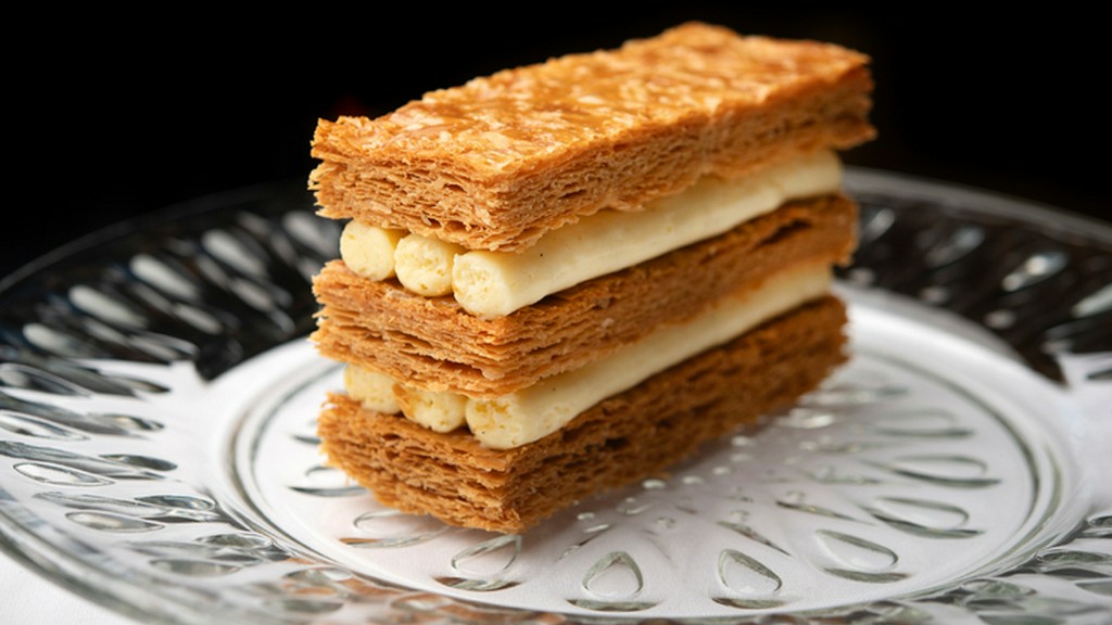 繊細なパイ生地が織りなす心地良い歯触りと共に、ホロホロとほどけるような口どけが広がる『ミルフィーユ』