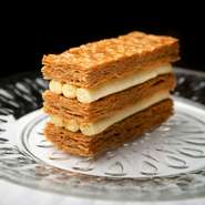 繊細なパイ生地が織りなす心地良い歯触りと共に、ホロホロとほどけるような口どけが広がる『ミルフィーユ』