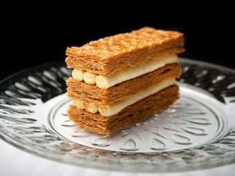 繊細なパイ生地が織りなす心地良い歯触りと共に、ホロホロとほどけるような口どけが広がる『ミルフィーユ』