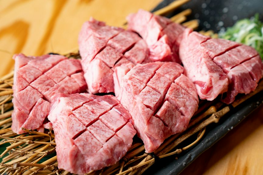 食感が心地よく旨み濃厚な『厚切りタン』