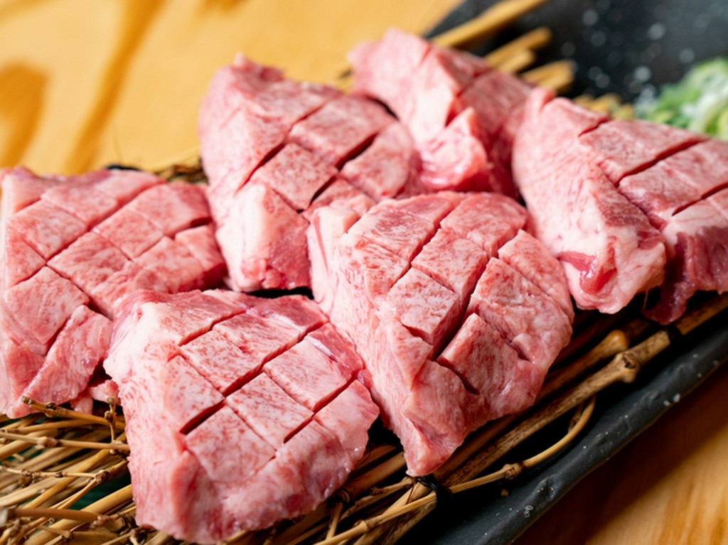 食感が心地よく旨み濃厚な『厚切りタン』