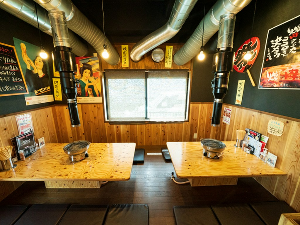 靴を脱いでくつろげるテーブル席