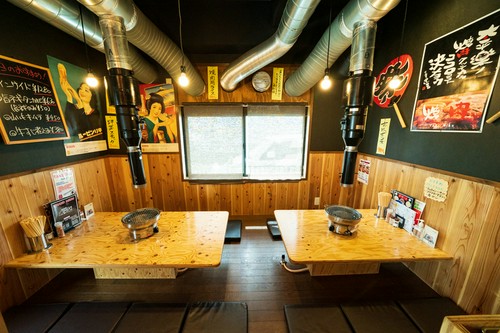 靴を脱いでくつろげるテーブル席