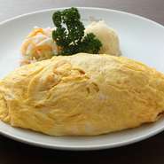 セロリとハムと玉ねぎのケチャップライスをふわふわ卵で巻く、創業からの看板メニュー。ちょっと濃いめの味付けながら、昔からのゲストは、こちらにウスターソースや胡椒をかけて味わうのが定番だそうです。