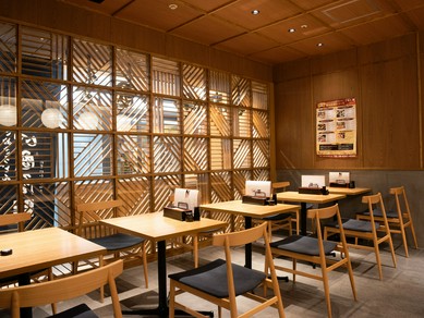 ランチにも宴会にも利用可能。ゆったりと落ち着きのある空間