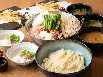 自慢のだしが素材の旨みを引き立てる『牛すじ肉入りモツ鍋コース』