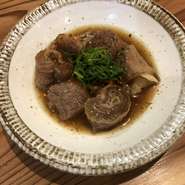 牛すじをだしでしっかりと炊くことで、噛めば噛むほどうまみの溢れるおいしさを実現。薄めのポン酢をかけて味の変化も楽しめます。