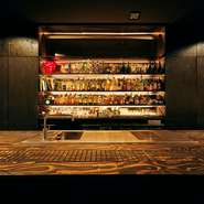 オリジナルカクテルがメニューになっており、材料と説明が書かれています。歴史も書かれているので、カクテルについての知識が広がります。バーチャージもないので、一杯から気軽に楽しめます。
