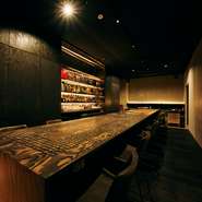 7mを超す大きなアイランドカウンターは、内側外側関係なくどこに座ってもOK。バーテンダーの隣で飲むもよし、グループでテーブルを囲むように座ることもできます。