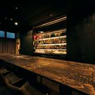 地下にあるにも関わらず天井高は約3mもあり、解放的な雰囲気の中、カクテル片手にゆったりしたひとときを過ごせます。