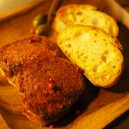 豚肉の旨味をぎゅっと閉じ込めたパテは小腹を満たすのにちょうどいいサイズ。