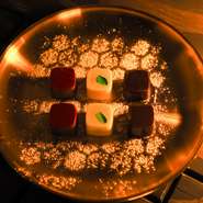 アブサン、メスカル、スカーレットをドライフルーツにたっぷり染み込ませたオリジナルチョコレートです。
ハートリカーのお相手、またはデザートとしてもピッタリです。