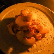 トリュフオイルの香りとチーズがクセになる！あっという間に食べ切ってしまう人気メニューです。