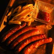しっかりした味付けの5種のソーセージです
ジューシーで食べ応えがあります！
