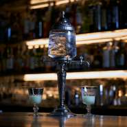 お好きなアブサンをクラシックな水割りでお楽しみください