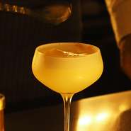 南米ペルーのブドウの蒸留酒「ピスコ」を使った甘くフルーティなカクテル。中に卵白が入っており、メレンゲのようなやわらかな口当たりが特徴です。