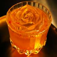 旬のフルーツをカクテルにします。バラの氷で華やかなルックスです。