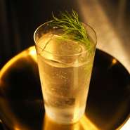 地中海の食材を使用したジンとトニックウォーターでスッキリハーバルな味わいです