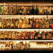 アブサンをはじめとするバリエーション豊富な薬草種を約40種用意しています。カンパリのような軽いものからクセのある苦みのあるものまで、お好きな薬草種でカクテルをお楽しみいただけます。