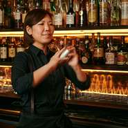 バーが初めてのお客様でも楽しめる、親しみやすい雰囲気を出すように心がけています。初心者から通の方まで幅広く楽しめるバーであるよう、細部にまで気を配っています。