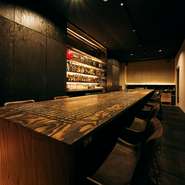 カウンターの内外関係なく座れる大きなアイランドカウンターを中心に、天井高が3mもある店内は解放感があり、ゆったりとした上質な時間が流れています。