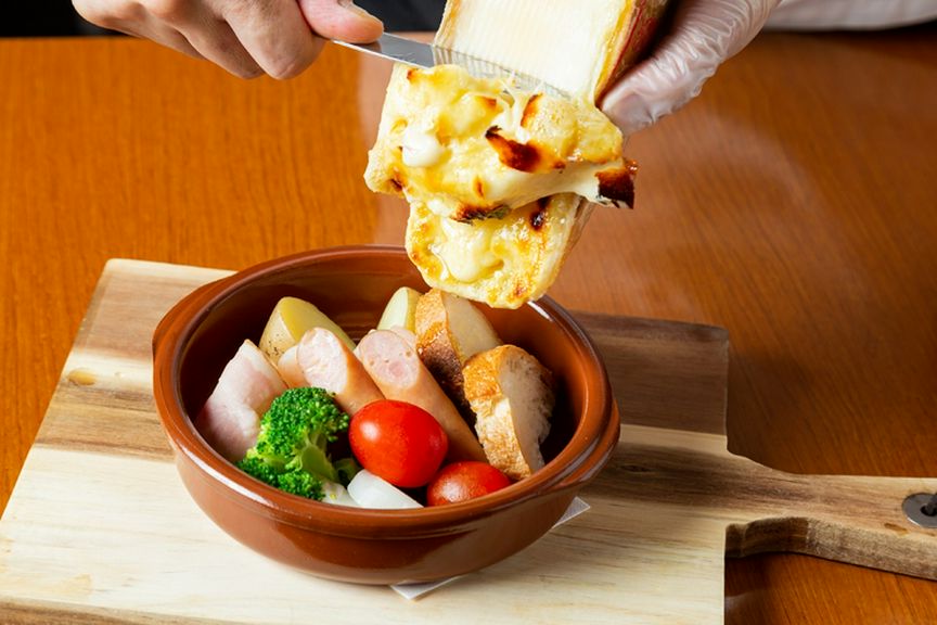 目の前で豪快に！見栄え抜群の『ラクレットチーズ』
