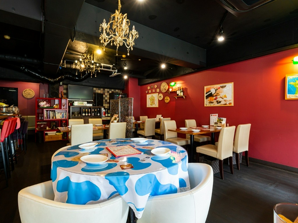 赤と黒を基調としたお洒落な空間は女子会やデートなどにおすすめ