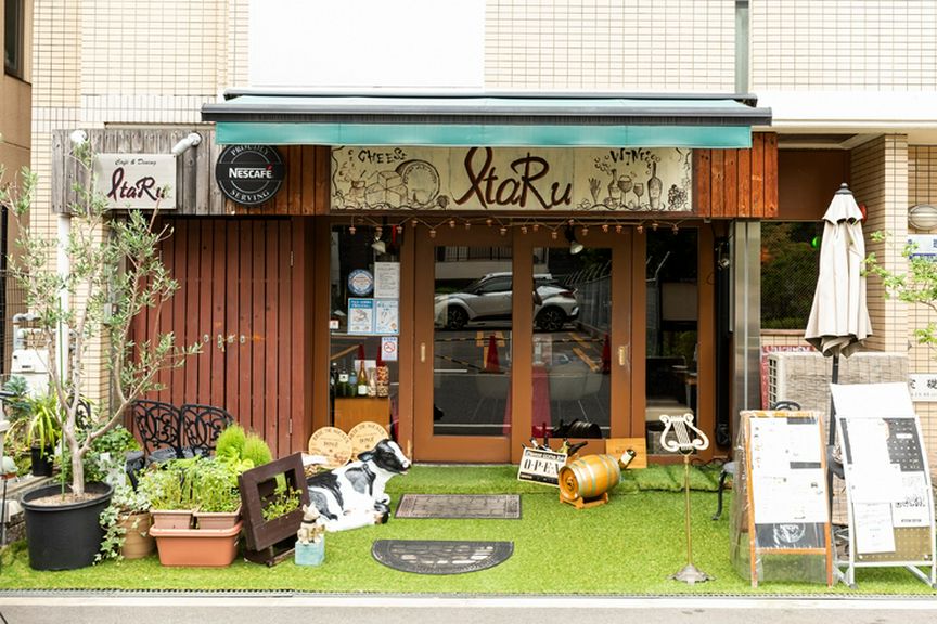 テイクアウトも営業していますが、是非店内でチーズ料理を