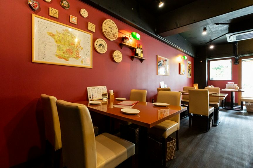 広々とした店内はテーブル席を中心に最大30名まで利用可能