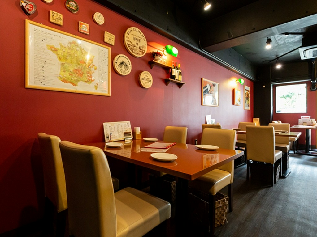 広々とした店内はテーブル席を中心に最大30名まで利用可能