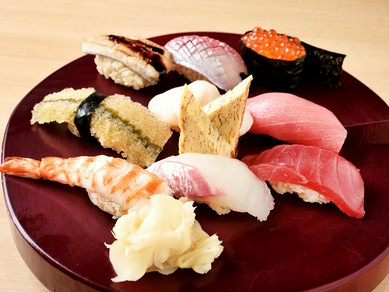 ひとまずの一品に最適! 旬の魚介のおいしさを存分に味わい尽くせる『特選握り9貫盛り』