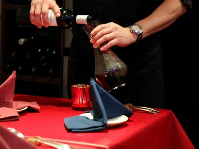 100酒類以上の厳選ワインからお好みの1本を供します。