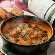 大きなぷりぷりエビとキノコのアヒージョ