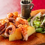 ガリシア地方の名物料理。ボイルしたタコとじゃがいもをピリ辛のパプリカパウダーで