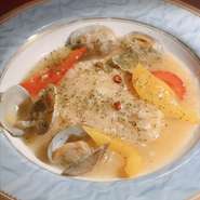 白身魚とアサリのバスク風煮込み、サルサ・ヴェルデ