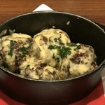 松の実入りスペイン風ミートボール。とろーりチーズソースで