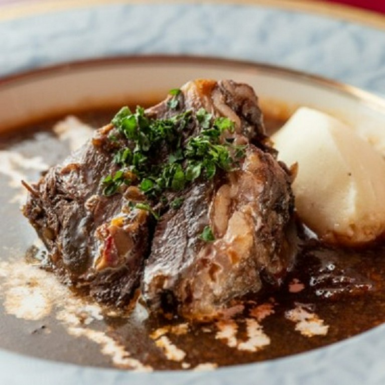 牛ホホ肉の赤ワイン煮 Carrilleras al vino tinto