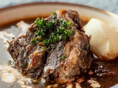 牛ホホ肉の赤ワイン煮 Carrilleras al vino tinto