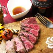 厳選のA5のランプをアルゼンチンスタイルのグリル「アサード」にしました。大人気のアルゼンチンのハーブソース「チミチュリ」でお召し上がりください。