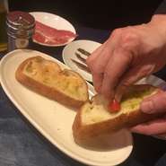 Pan con tomate
トマトをパンに塗りつぶした絶品トースト。
