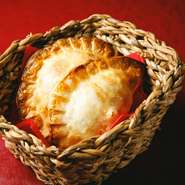 Empanadas
自家製パイ包みをじっくりオーブンで焼き上げました
味が3種類。挽き肉、ハムチーズ、鶏&キノコのクリームシチュー

当店お奨め No.1！ ぜひ一度お試し下さい