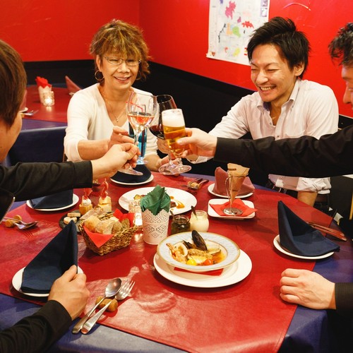 丸テーブルで少人数パーティー