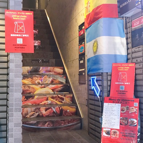 路地裏の２階の隠れ家的なお店