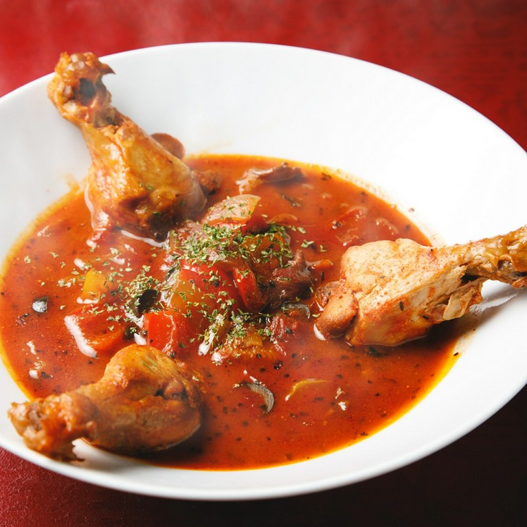 北スペインアラゴン地方の郷土料理。骨付き鶏のトマト煮