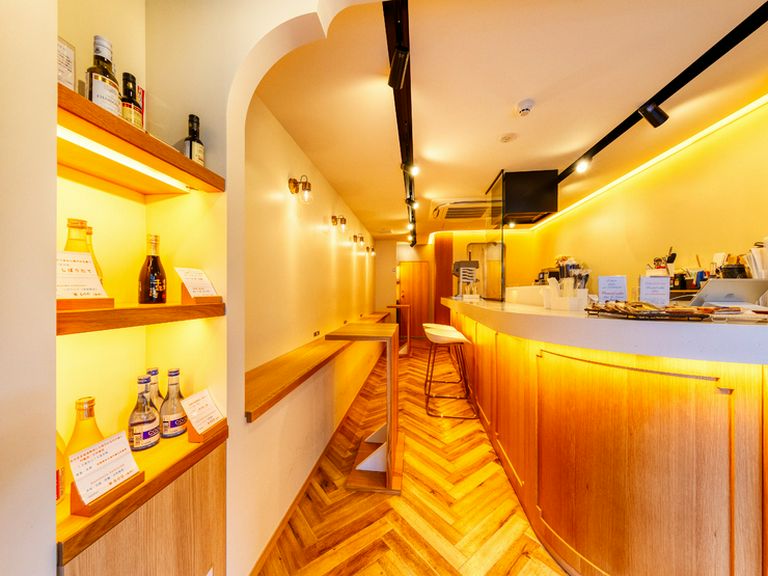 昼はカフェ、夜はバーとして楽しめるオシャレな町家